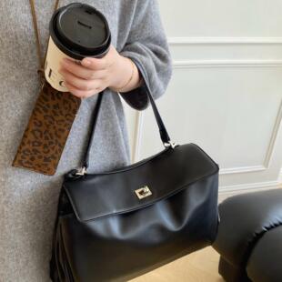 SEOULCHIC 高级感百搭软皮腋下包2024新款翻盖锁扣时髦单肩斜挎包