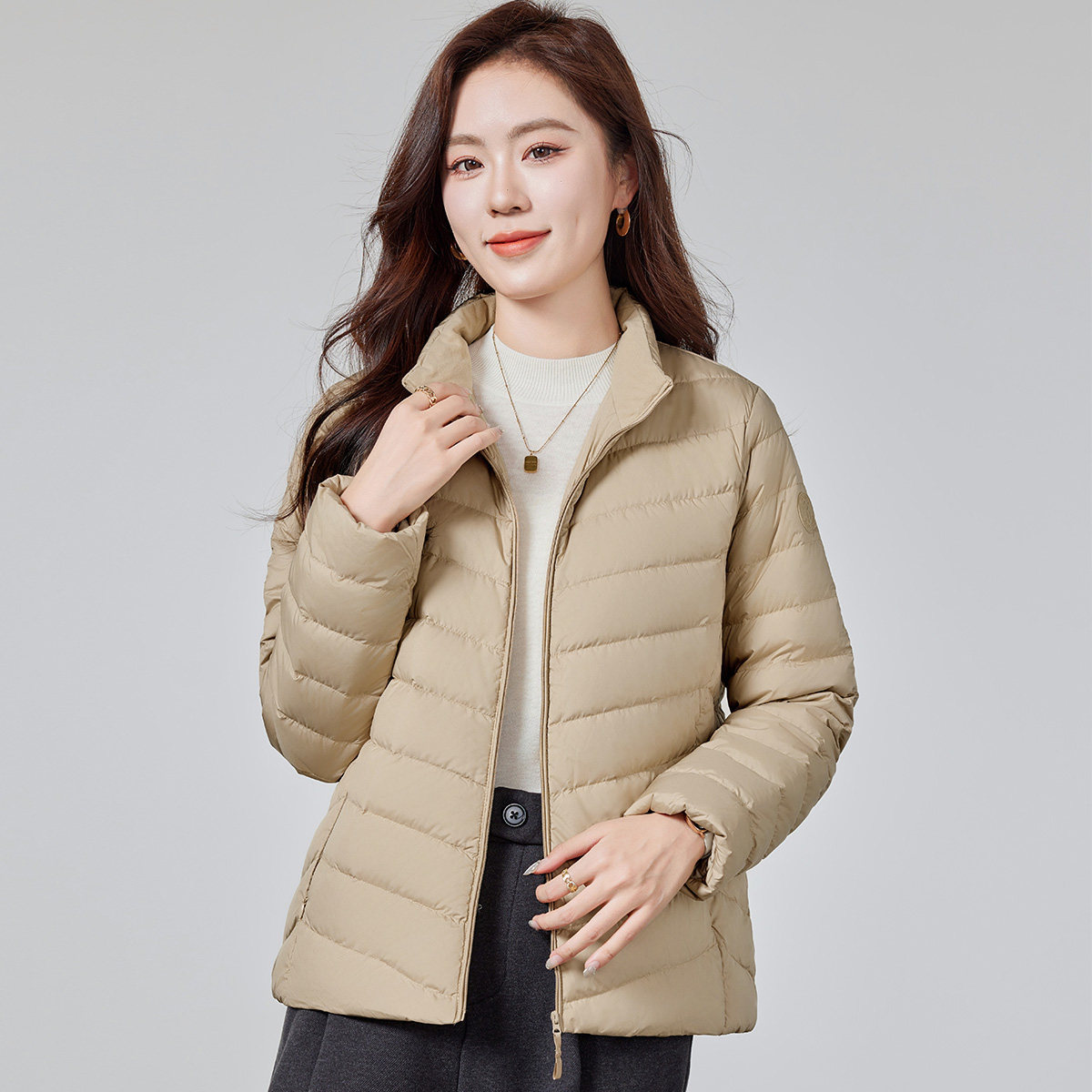 2025年冬季女款短款修身立领羽绒服保暖轻薄羽绒内胆时髦高端外套