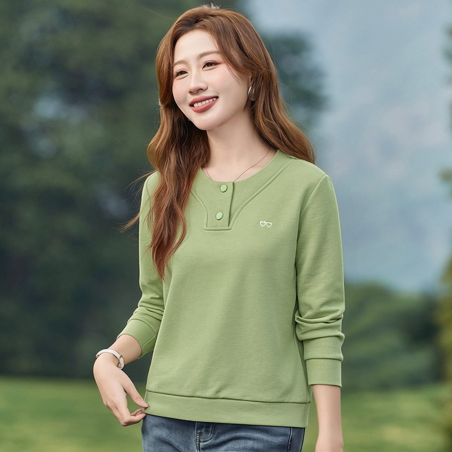 绿色圆领无帽短款卫衣女春秋薄款2026年早春新款洋气减龄百搭上衣