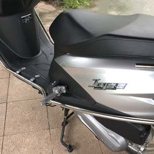 适用五羊本田喜鲨125改装配件铝合金脚蹬WH125T9/10飞旋自弹脚踏