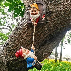 挂大树上的装饰花园小矮人攀爬