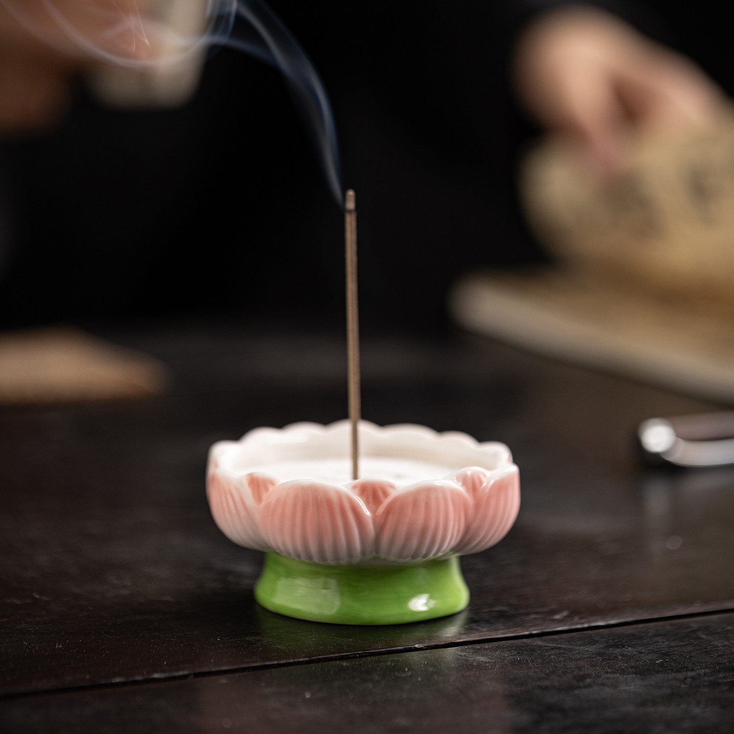 中式陶瓷莲花香插高脚线香炉家用图片