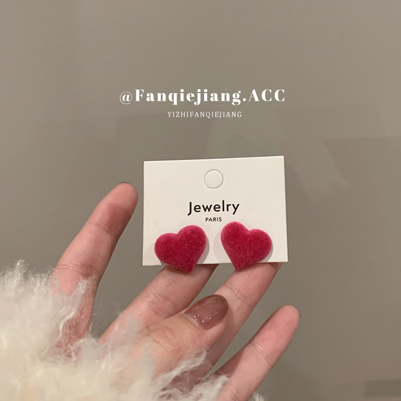 适合过年戴的树莓色植绒爱心耳环