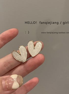 一只番茄酱法式爱心小众设计耳环
