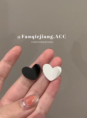 黑白不对称爱心翻页耳环