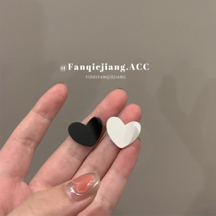 黑白不对称爱心翻页耳环少女古怪可爱小众设计感高级耳钉女