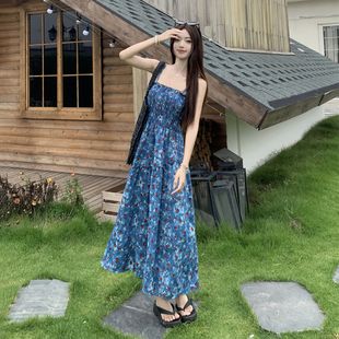 明媚新疆果香調海邊度假長裙子 藍色碎花吊帶連衣裙女夏多巴胺泰式