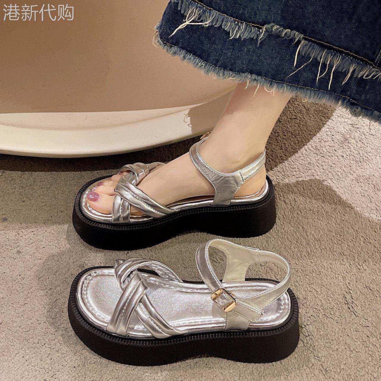 厚底银色凉鞋女款2026新款夏季配裙子休闲运动脚宽胖沙滩罗马凉鞋