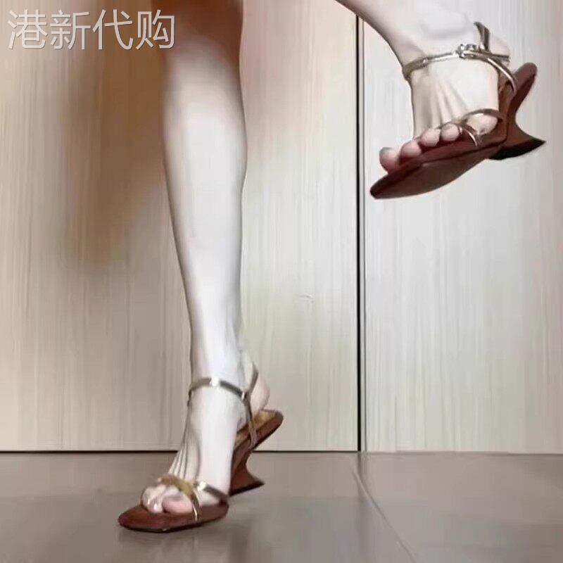 法国Uamtor凉鞋女款2026新款夏季配裙子气质复古金色一字带高跟鞋