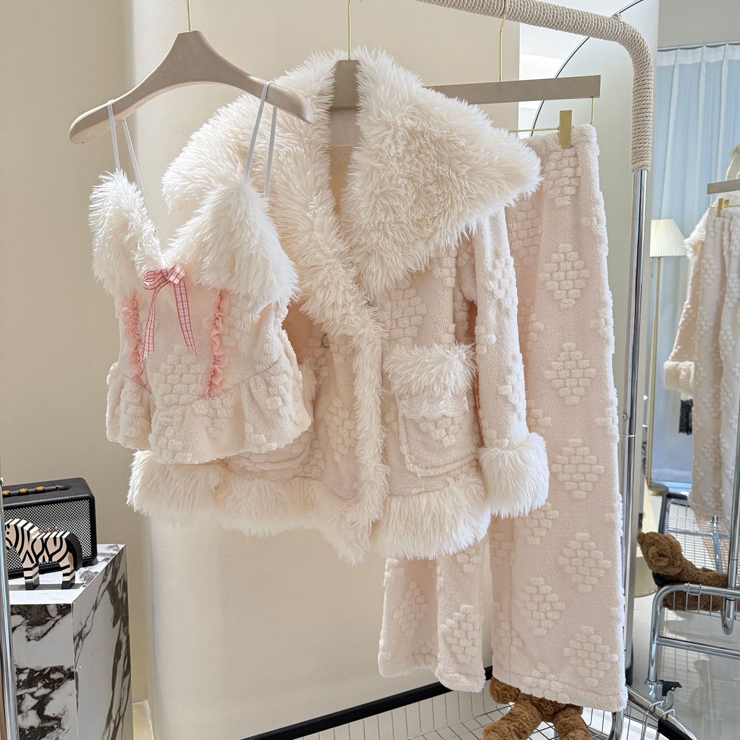 睡衣女款2025新款冬季高级感轻奢珊瑚绒加厚保暖家居服可外穿套装