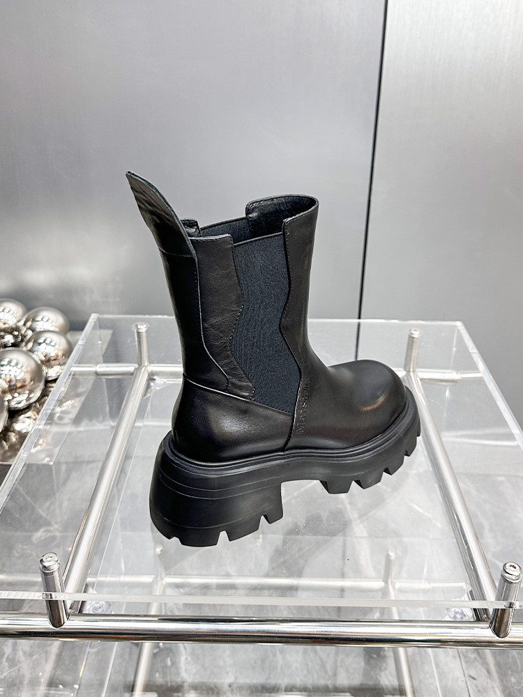 2024 가을 겨울 새로운 두꺼운 밑창 높이기 짧은 부츠 여성 신발  가죽 레트로 마틴 부츠 캐주얼하고 다목적 굴뚝 부츠