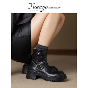 原野Yuanye●步履生花!黑色皮带扣厚底马丁靴女短筒圆头粗跟短靴