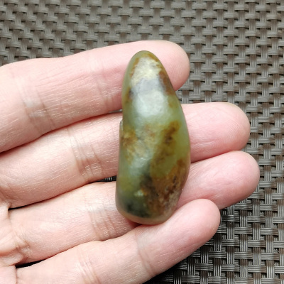 新疆和田玉籽料原石真皮青白