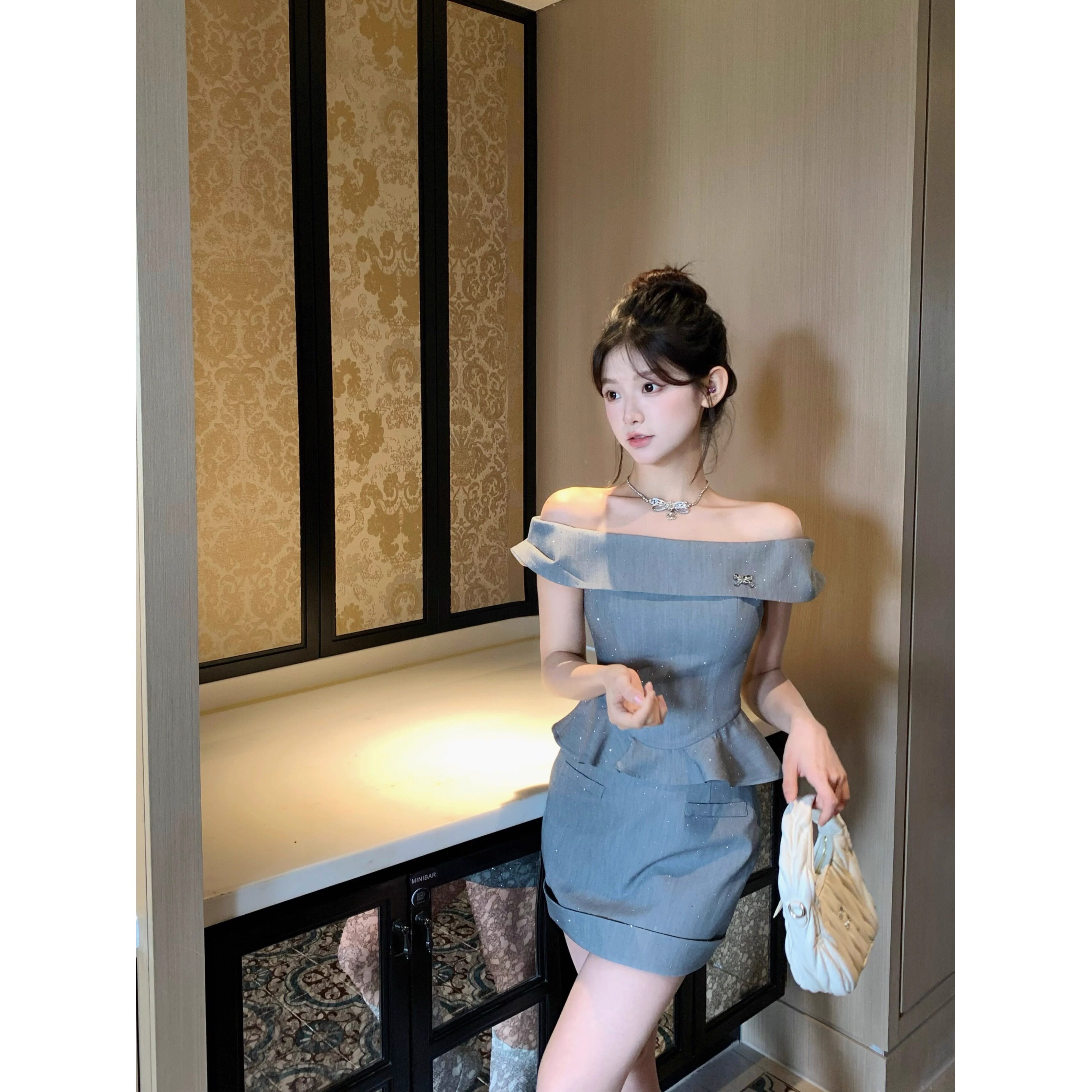 维斯小姐璀璨限时95折 一字肩烫钻荷叶裙摆上衣纯欲显瘦套装