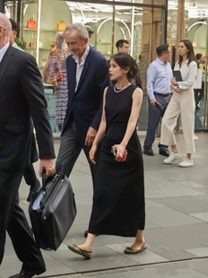 太古里小黑裙同款弹力修身亲肤腰间折皱遮肚子无袖连衣裙中长款女