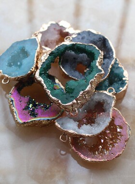 原石水晶牙切片 晶洞挂件 蓝绿白酒红五彩紫海蓝色项链单双吊孔坠