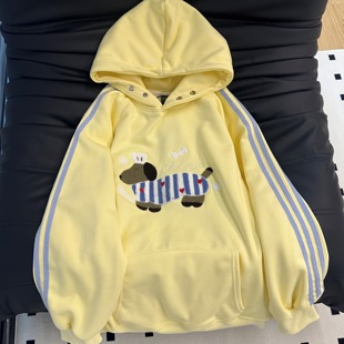 奶黄色韩系三条杠连帽卫衣女秋冬2025新款多巴胺宽松腊肠小狗上衣