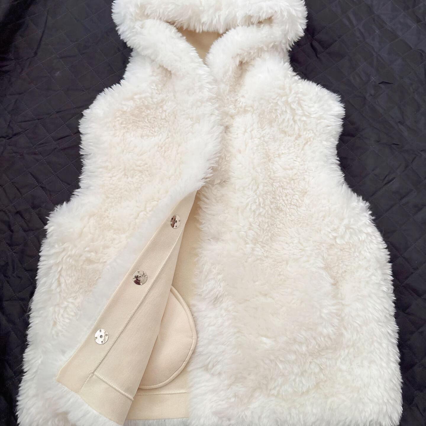 可爱小熊环保皮草马甲白色羊羔毛