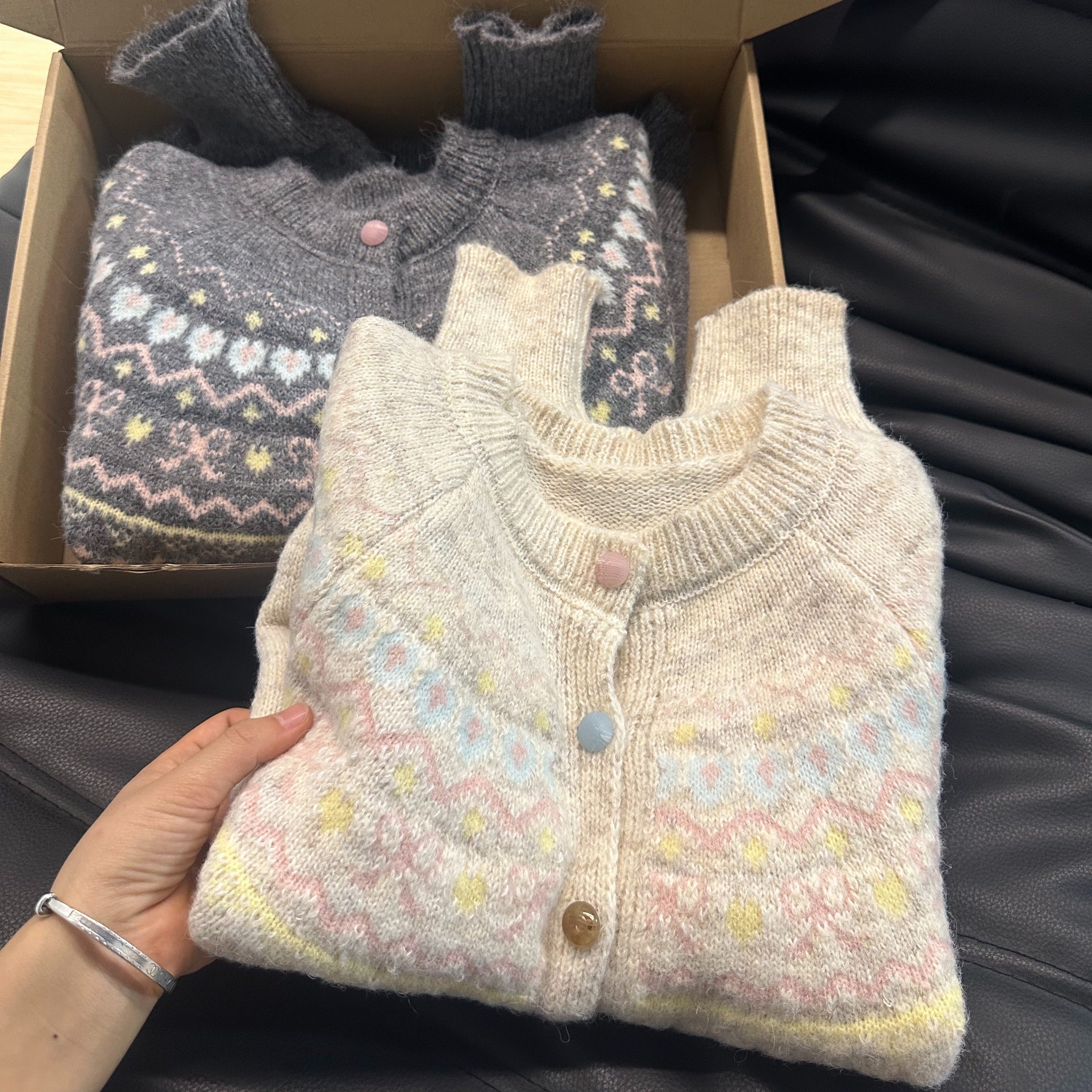 甜美软糯圆领韩式减龄提花毛衣女秋冬新款小个子纽扣设计开衫上衣
