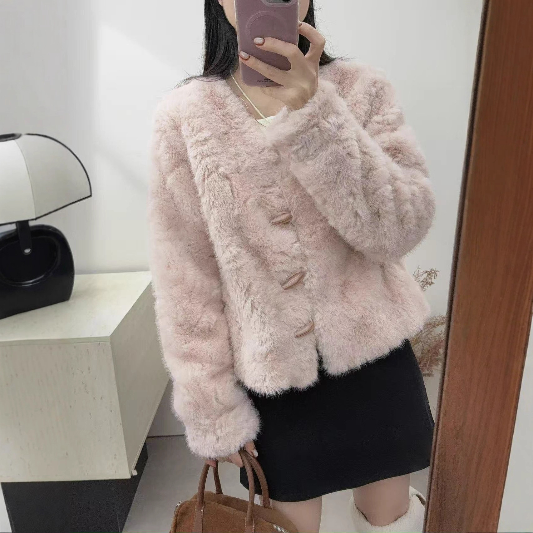 韩系甜美牛角扣仿毛毛短外套女士冬季百搭显瘦休闲V领纯色上衣