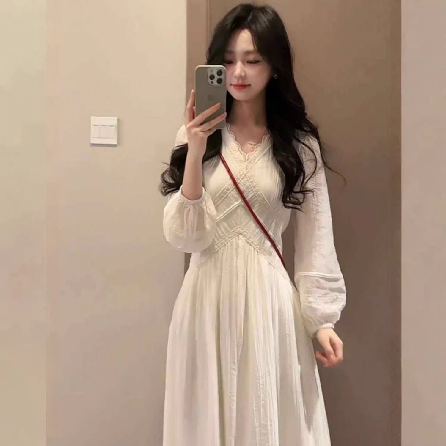 法式温柔风V领晨雾奶酪春季新款腰显瘦气质时尚刺绣连衣裙女2026