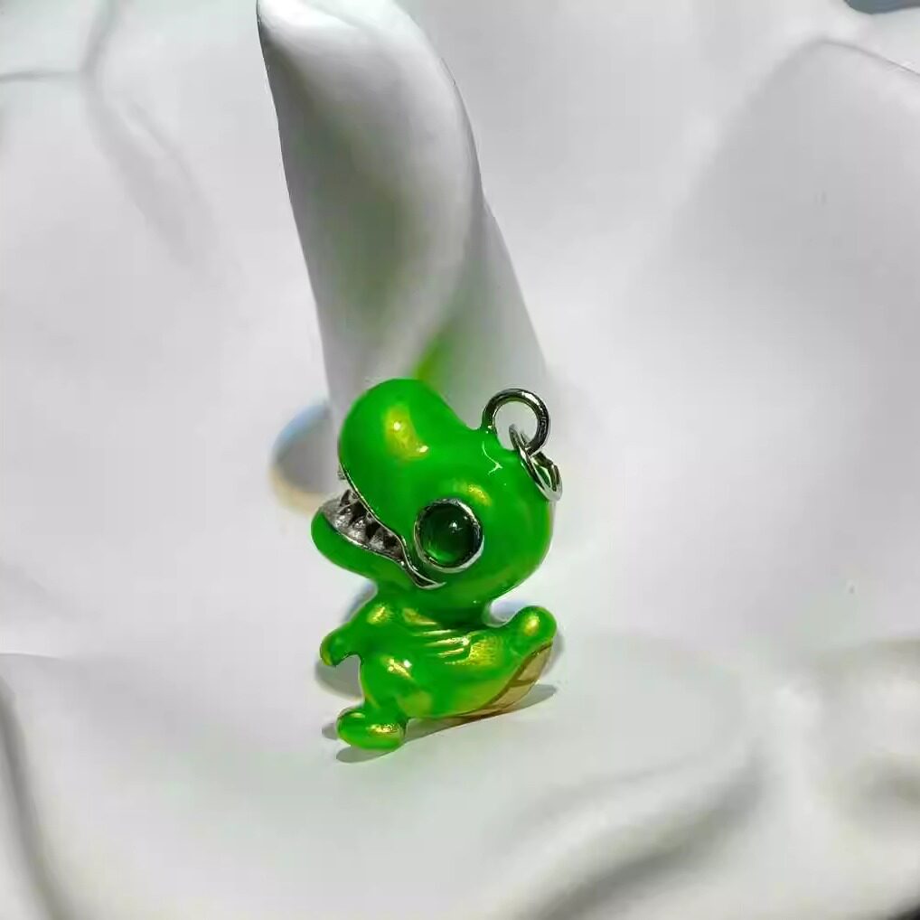 925银可爱卡通绿色翡翠小恐龙挂件吊坠情侣个性时尚包挂钥匙挂
