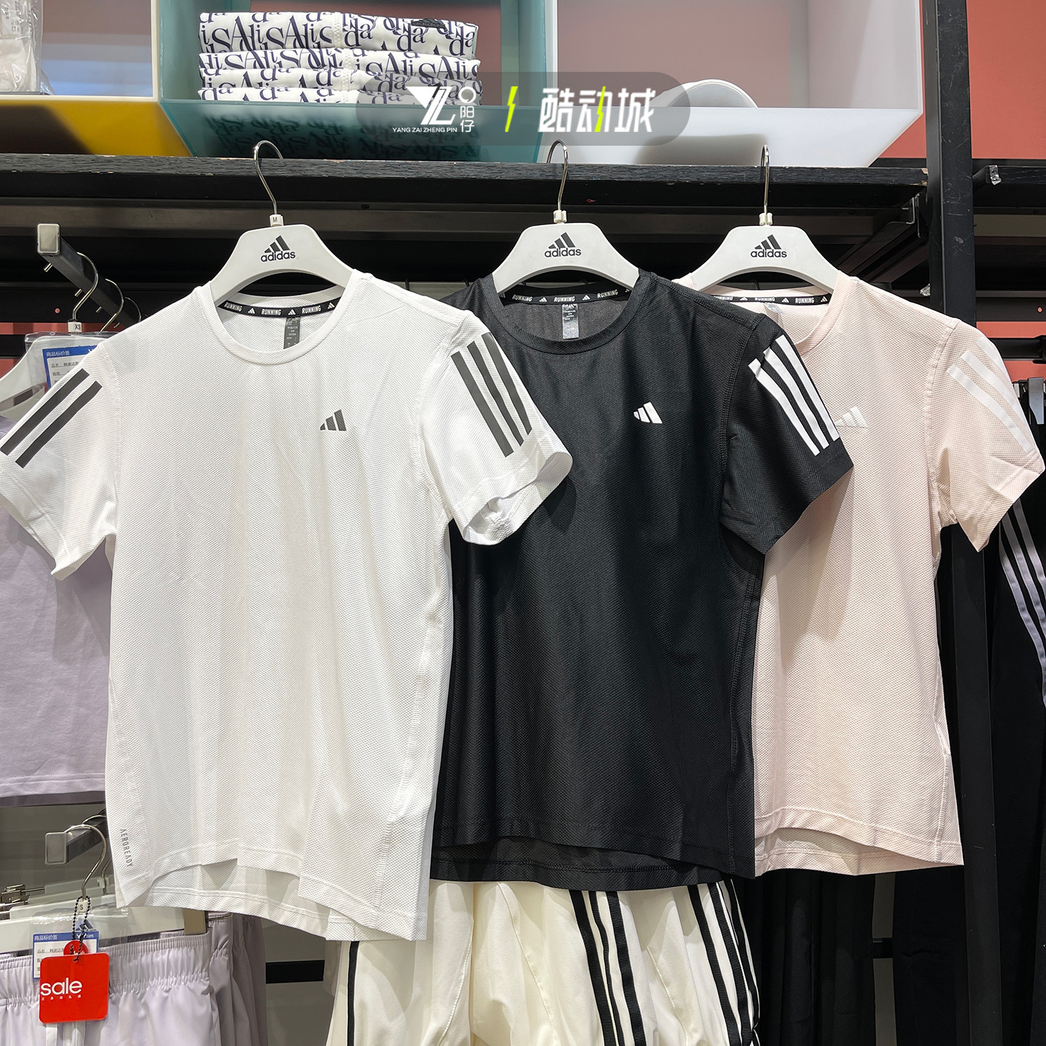 阿迪达斯女运动休闲透气短袖T恤