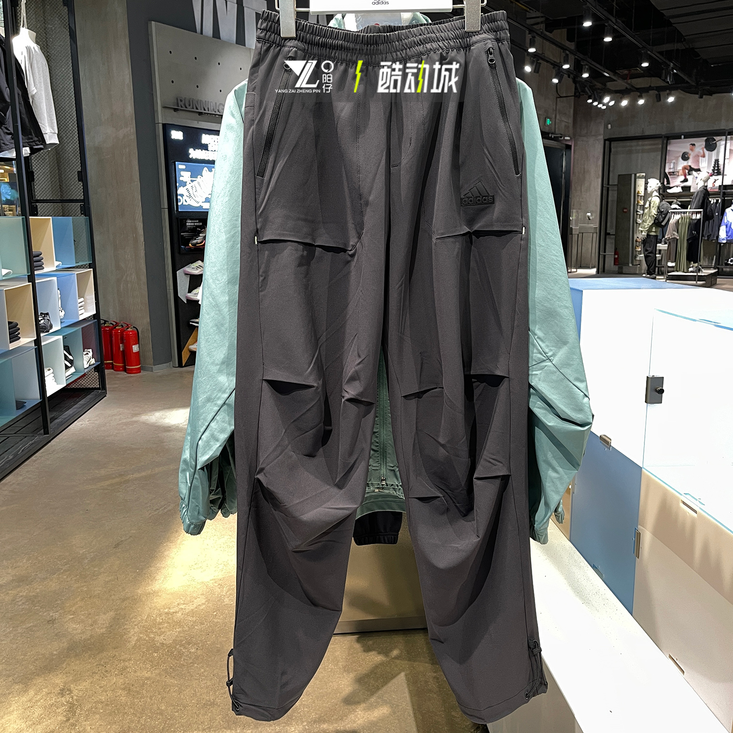 阿迪达斯运动休闲速干黑色伞兵裤