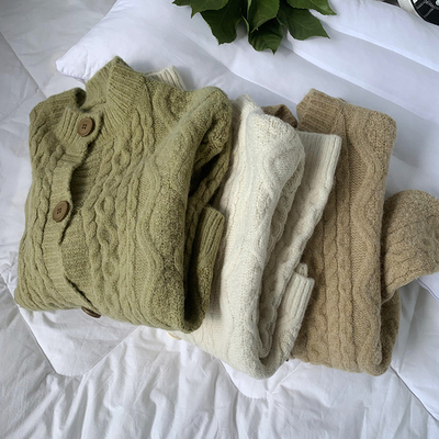 圆领设计感宽松纽扣毛衣