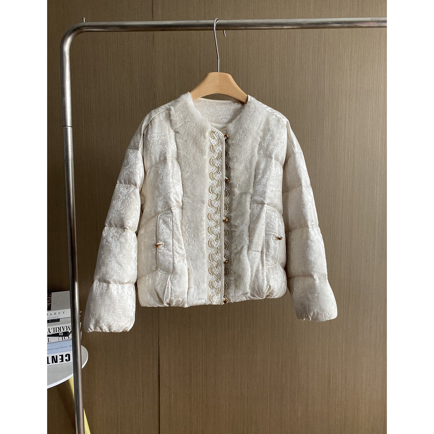 高端獭兔毛钉珠提花新中式羽绒服女短款2025冬季新款鸭绒保暖外套,女装/女士精品,羽绒服,淘宝优惠券,粉丝福利购,淘宝优惠卷