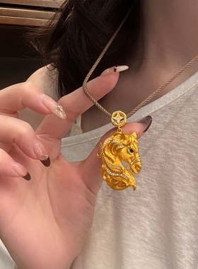 2025年新款爆款沙金镶钻招财马头吊坠女项链立体时尚百搭锁骨项链