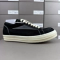 Black Triangle (suede)
