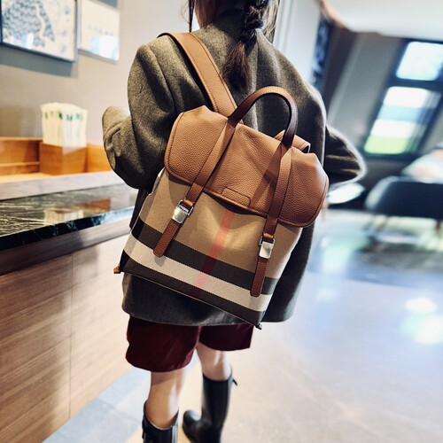 时尚休闲女士双肩包轻便真皮背包