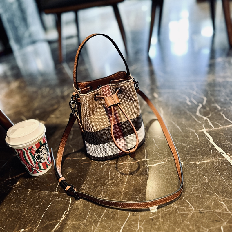 时尚真皮水桶包牛皮格纹斜挎小包