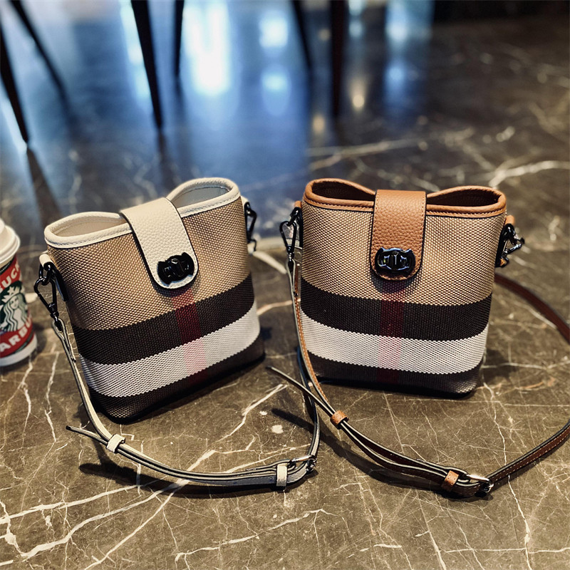 欧美时尚休闲真皮水桶包潮2025新款高档格子帆布包牛皮斜挎包女