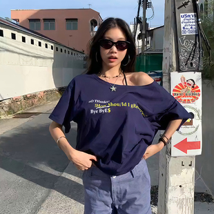 微胖mm宽松小众气质上衣 大码 美式 字母印花露肩短袖 T恤女2025夏季