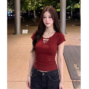 大码胖mm显白红色镂空蕾丝花边短袖T恤女夏季性感V领气质圆珠上衣