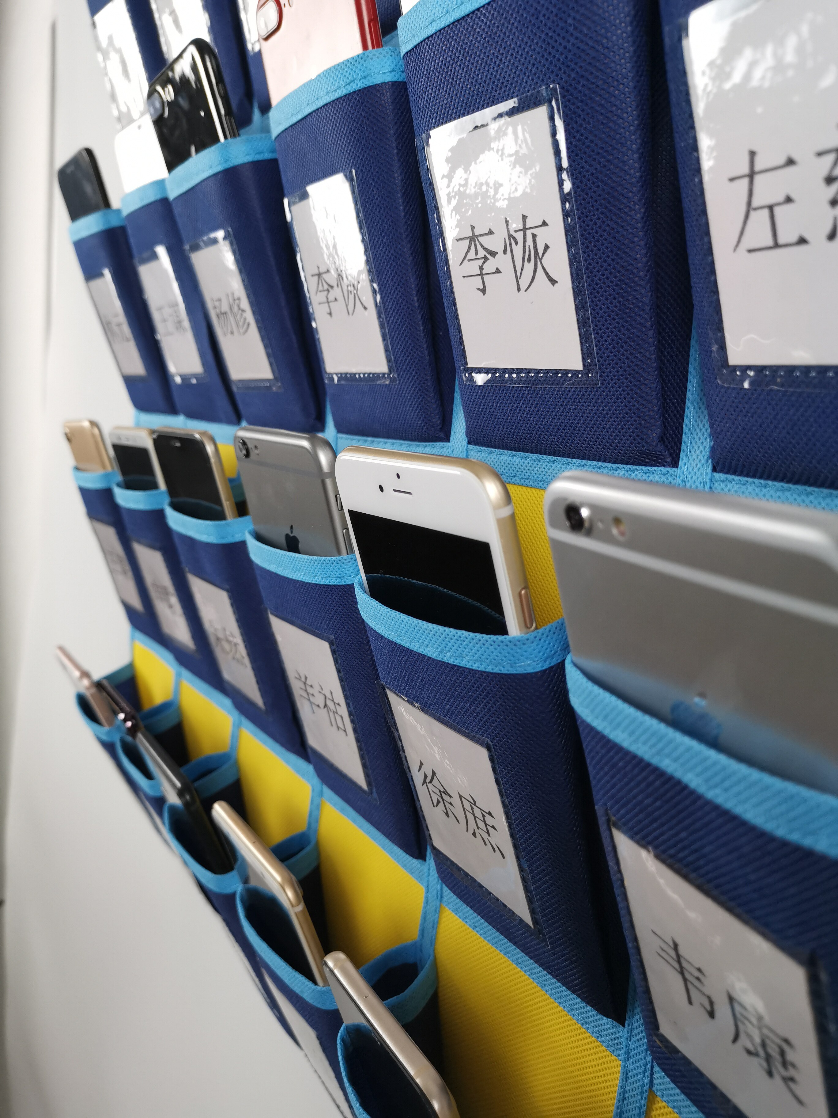 学校教室工厂手机收纳袋壁挂班级手机袋挂墙学生员工挂袋门后收纳