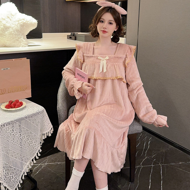 2025新款冬季法兰绒坑条方领长袖睡裙女甜美可爱胸前荷叶边家居服