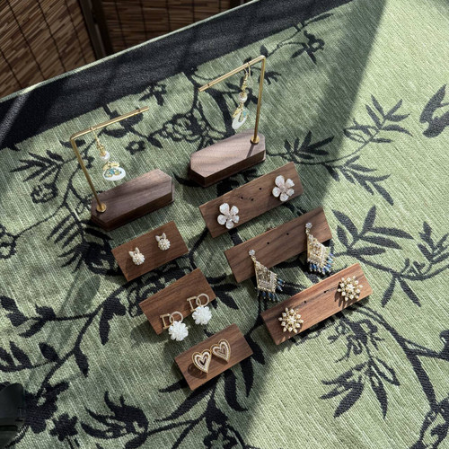 哇塞！这板子佩戴耳钉太高级了！