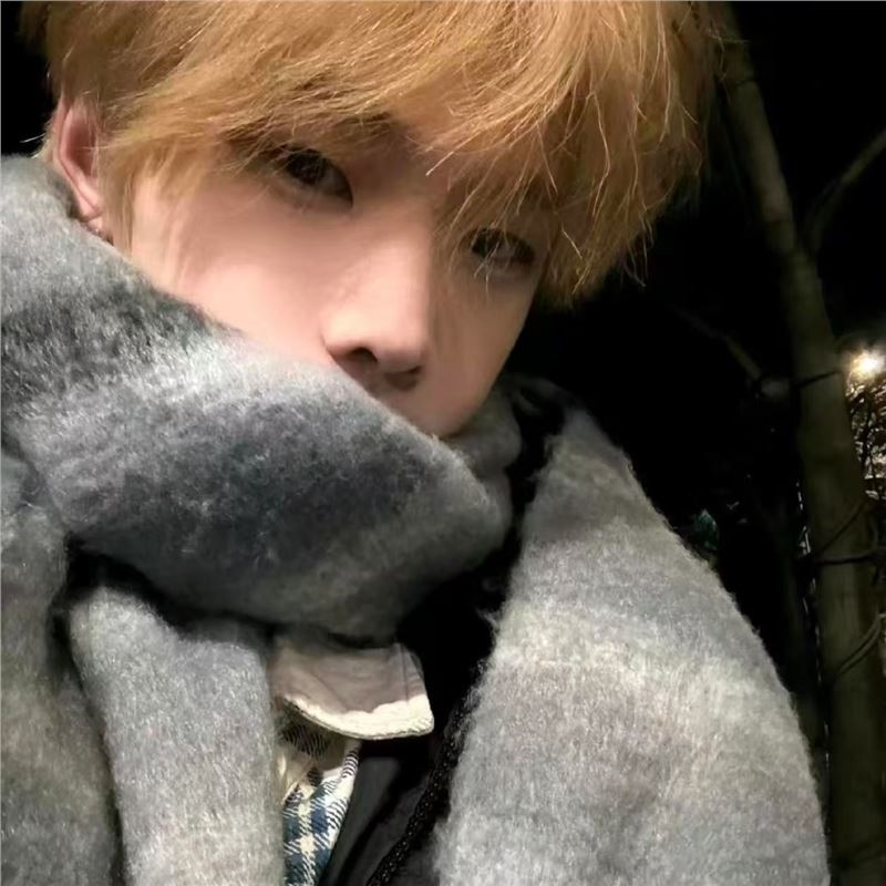 灰色高级感显白亲肤围巾女新款渐变格子秋冬保暖围脖学生情侣礼物