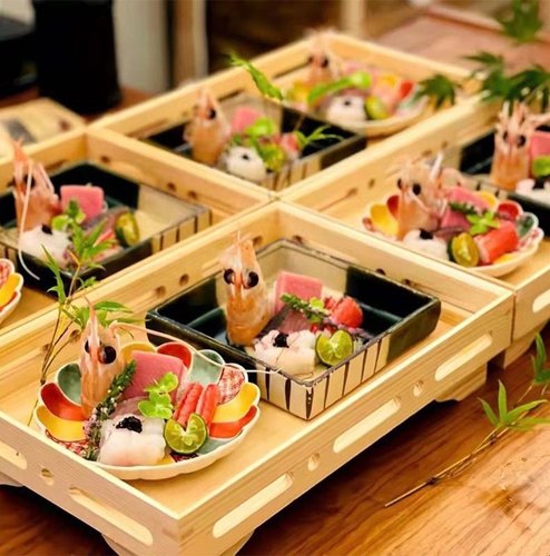 日本怀石会席板前料理竹木餐具长方寿司刺身高脚台和牛帝王蟹木盘