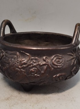 老铜龙香炉形制端正包浆温润通体光素，色泽古意盎然品相极好