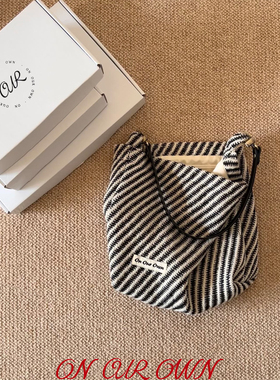 On Our Own 22FW原创 黑白斜纹编织毛呢牛皮绳单肩包 方底水桶包