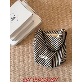 黑白斜纹编织毛呢牛皮绳单肩包 22FW原创 Own 方底水桶包 Our