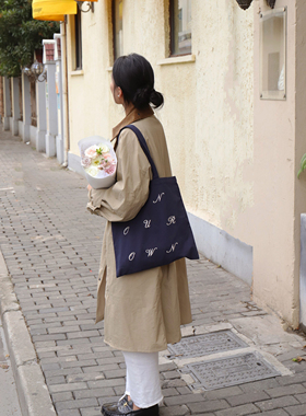 On Our Own 22FW 原创 藏蓝纱卡斜纹棉刺绣单肩圆角帆布包袋 柔软