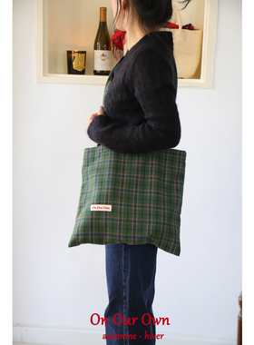 On Our Own 原创 棕绿混色编织毛呢格子斜挎包 复古格纹布袋