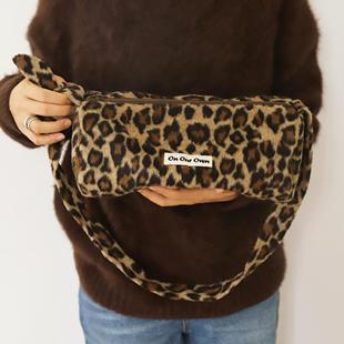 Our 豹纹毛呢斜挎圆筒包 Own 原创 复古秋冬可调节斜挎包 24FW