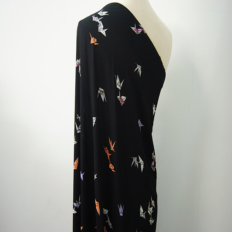 乱麻雪纺印花布料黑底千纸鹤单层不透仿真丝面料夏季新品服装布料
