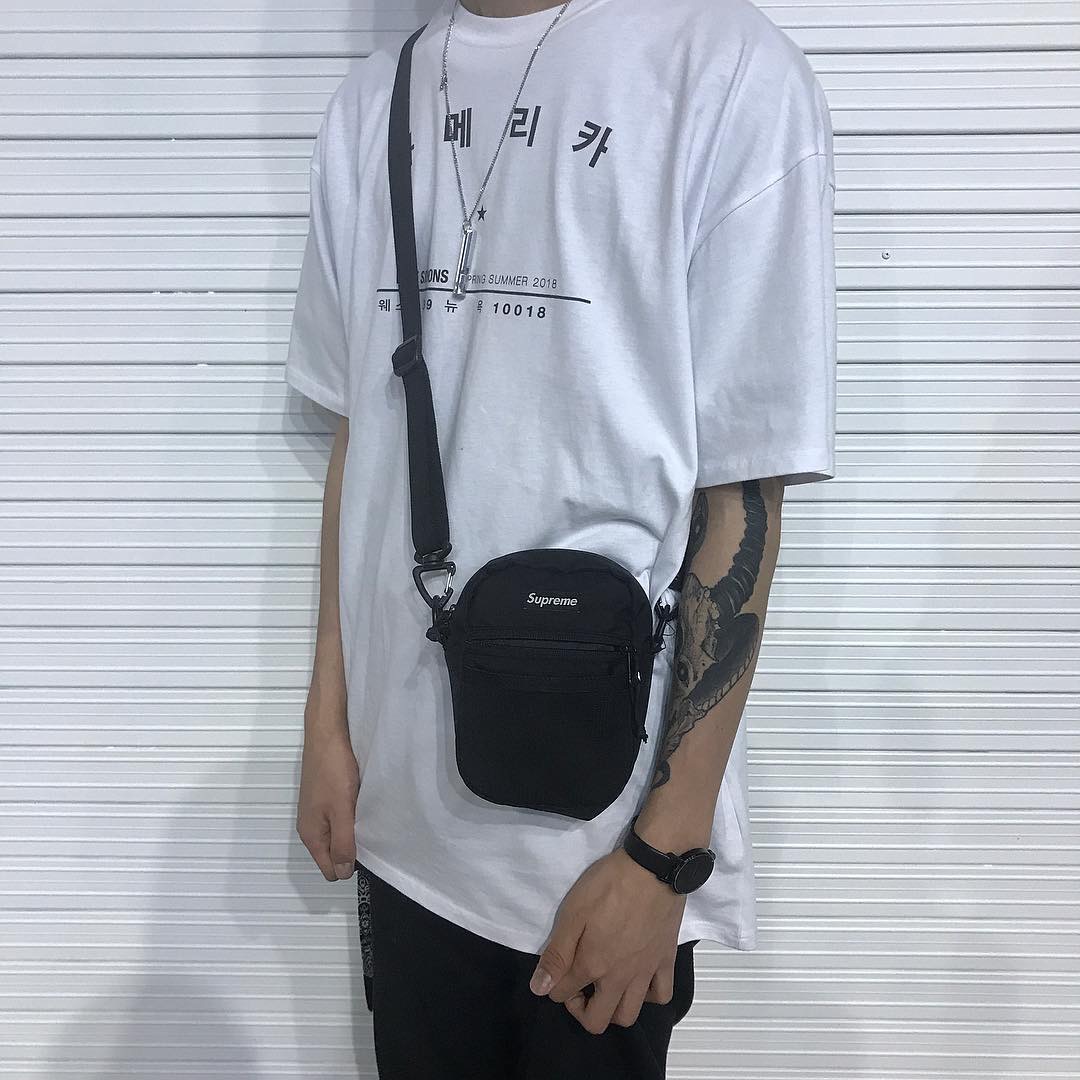 Raf Simons 18SS º«ÎÄ×ÖĸÂú±³ºÚ°×LOGOÓ¡»¨ OS¿íËɶÌÐäTÐô°ëÐä